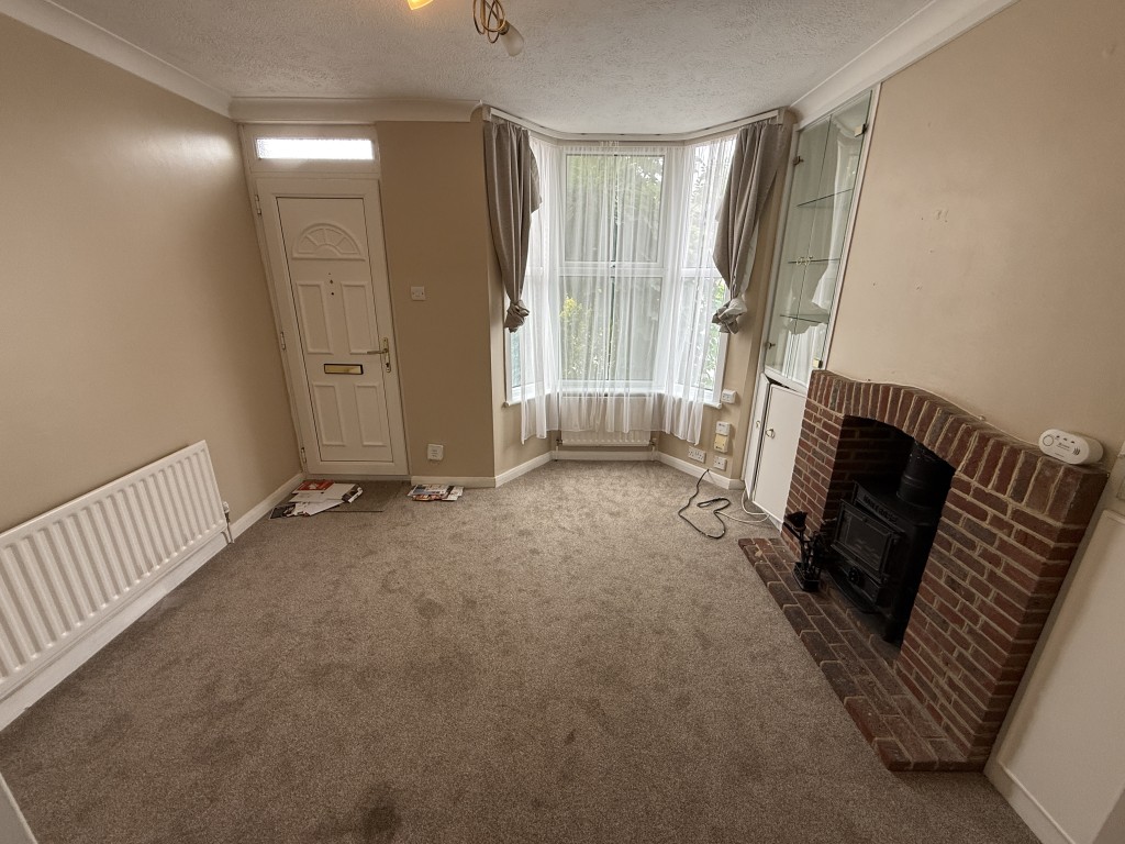 Lot: 200 - VACANT TWO-BEDROOM HOUSE - Living room